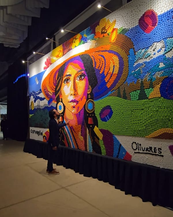 Artista venezolano Oscar Olivares presentó dos murales con tapas plásticas en México