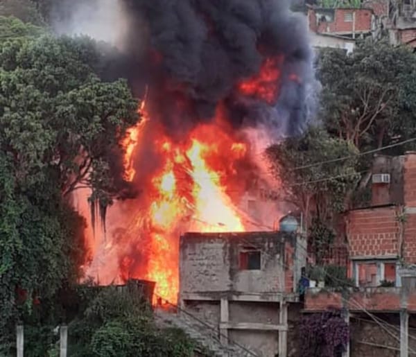 Chofer perdió el control e impactó con otro vehículo y causó una explosión en Caracas