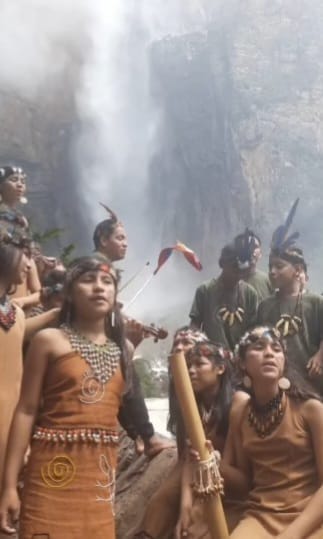 Sinfónica Coral Kanaimö cautivó al mundo con interpretación a los pies del Salto Ángel