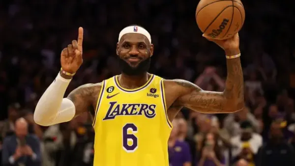 LeBron James jugará su temporada 23 con los Lakers
