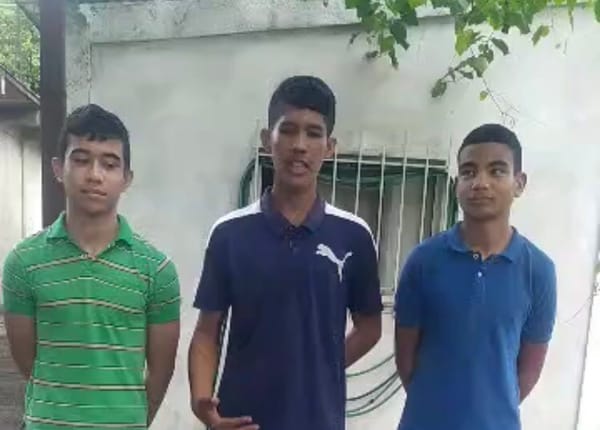 Estudiantes de Aragua construyeron un tren funcional usando latas de cerveza polar