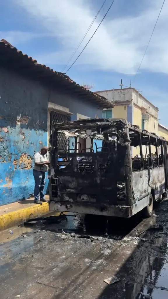 Incendio de un autobús dejó un saldo de tres heridos en Anzoátegui