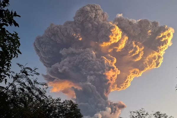Volcán Lewotobi Laki-Laki en Indonesia hizo nuevamente erupción