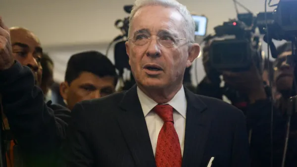Expresidente colombiano Álvaro Uribe fue sentenciado a 12 años de prisión domiciliaria