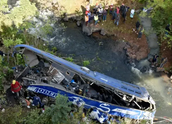 Accidente de autobús dejó al menos 10 muertos y 37 heridos en Perú