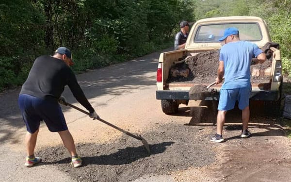 ANZOÁTEGUI | Conductores de la ruta Anaco - Santa Rosa ejecutaron una jornada de bacheo en la vialidad