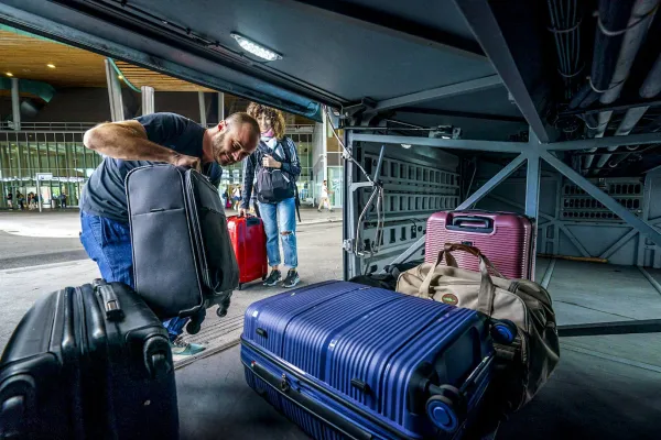 Mujer fue detenida en Nueva Zelanda por llevar a una niña dentro de una maleta