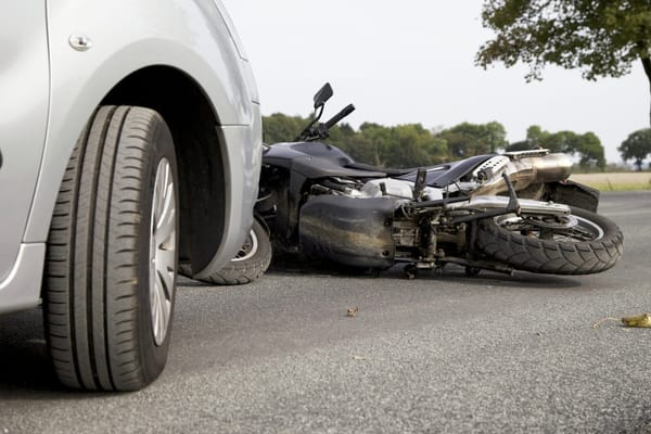 Dos heridos dejó colisión entre moto y vehículo en el centro de Cumaná