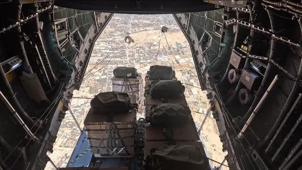 España lanzó 12 toneladas de ayuda humanitaria en la Franja de Gaza desde un avión