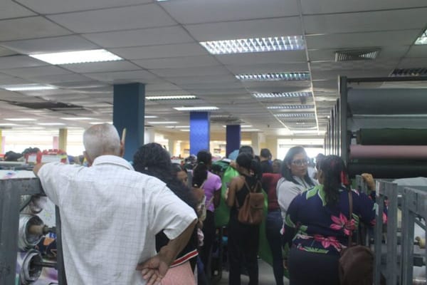 MONAGAS | Festividad de la Virgen del Valle: Incrementó venta de telas para elaborar vestidos de la Patrona de Oriente