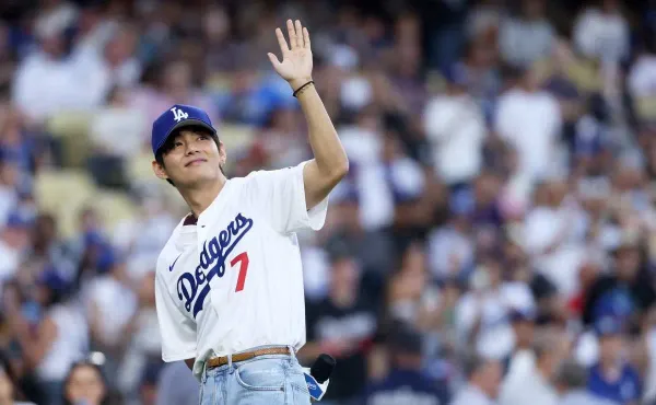 V de BTS protagonizó lanzamiento de la primera bola en juego de la MLB