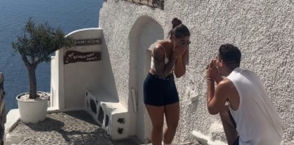 Turistas interrumpieron la propuesta de matrimonio de una pareja en Santorini