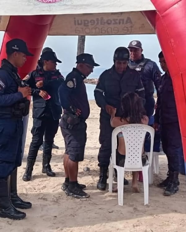 Autoridades salvaron a una joven que se estaba ahogando en una playa de Lechería