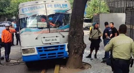 Autobús colisionó contra un árbol y dejó al menos nueve heridos en Caracas