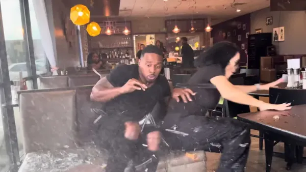 Influencers sobrevivieron al choque de un auto contra un restaurante en EE.UU.