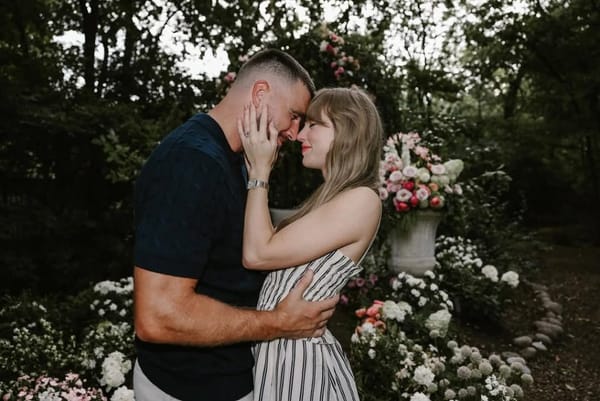 Taylor Swift y Travis Kelce anunciaron su compromiso tras dos años de relación