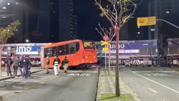 Autobús fue partido a la mitad tras ser impactado por un tren en Brasil