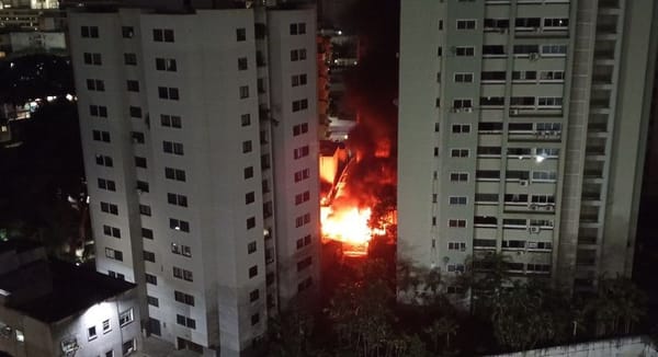 Al menos un herido y tres vehículos afectados por un incendio en una residencia en Caracas