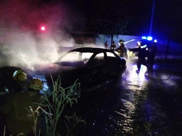 Vehículo se incendió tras chocar contra un árbol en la avenida Rotaria de Cumaná