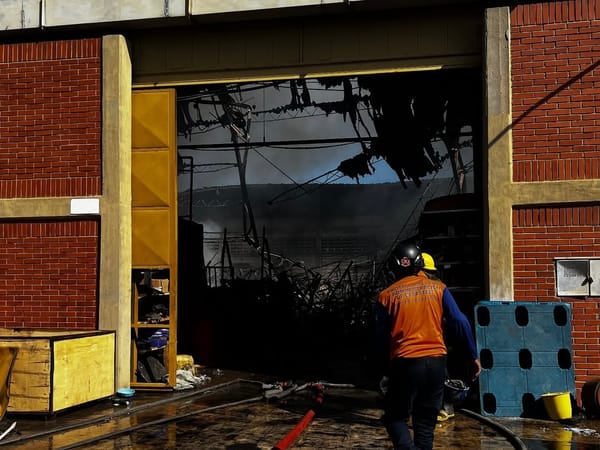 Evacuaron urbanización en Barcelona tras incendio que arrasó con galpones