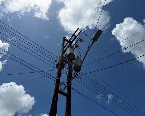 MONAGAS | Vecinos alertan que transformador en Maturín emite chispas y derrama aceite