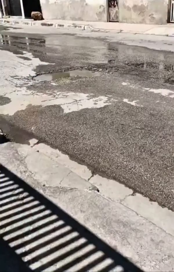 NUEVA ESPARTA | Fuga de agua afecta a vecinos del sector Conejeros de Porlamar