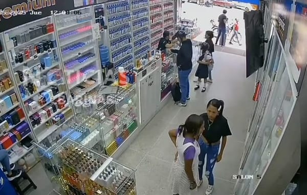 En video: dos mujeres fueron grabadas hurtando perfumes en Barinas
