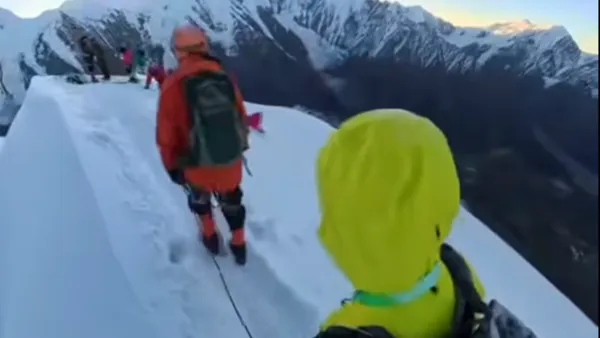 Alpinista murió tras intentar tomarse una foto en una montaña en China