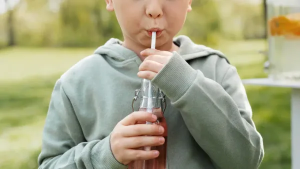 Colombia: Niño de tres años murió tras ingerir veneno almacenado en una botella de refresco