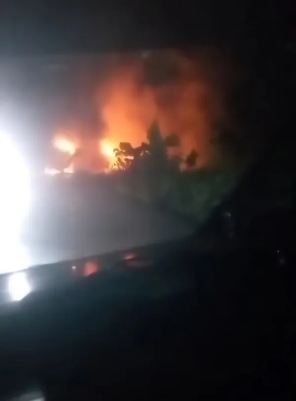 Camión que transportaba químicos se volcó e incendió en la Troncal 10