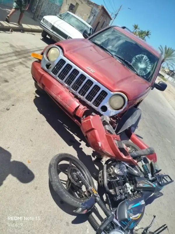 Dos personas resultaron heridas tras chocar su motocicleta contra una camioneta en Margarita