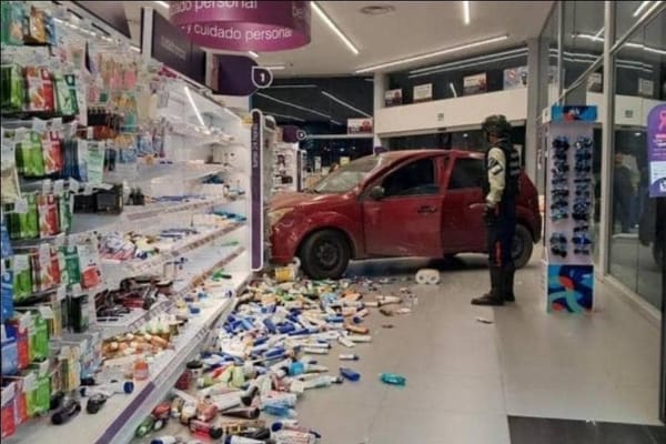 Automóvil se estrelló contra un local comercial en Lechería: no se registraron heridos