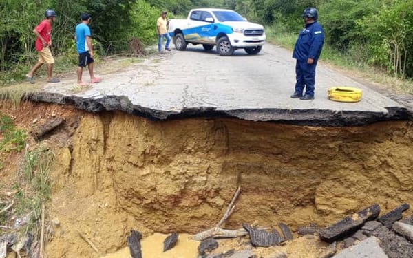 ANZOÁTEGUI | Tramo vial colapsó por fuertes lluvias en el sector La China de Anzoátegui