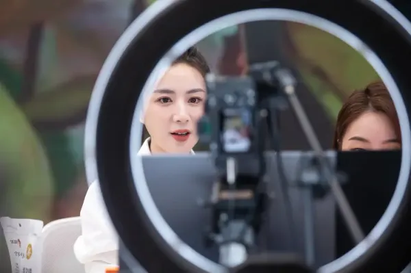 China exigirá títulos universitarios a influencers que hablen sobre temas especializados