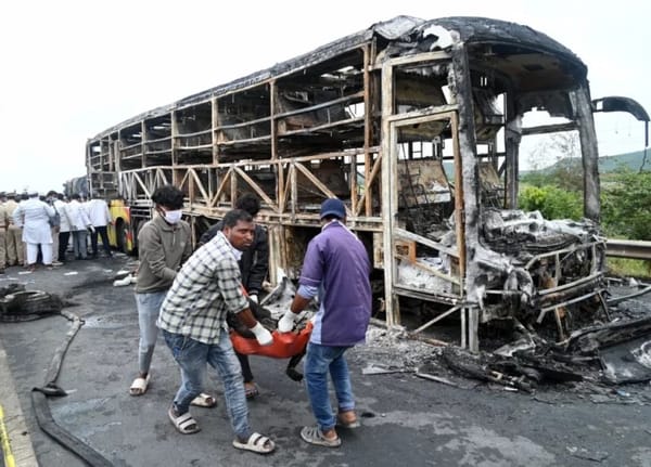 Colisión entre autobús y motocicleta dejó 20 muertos en India