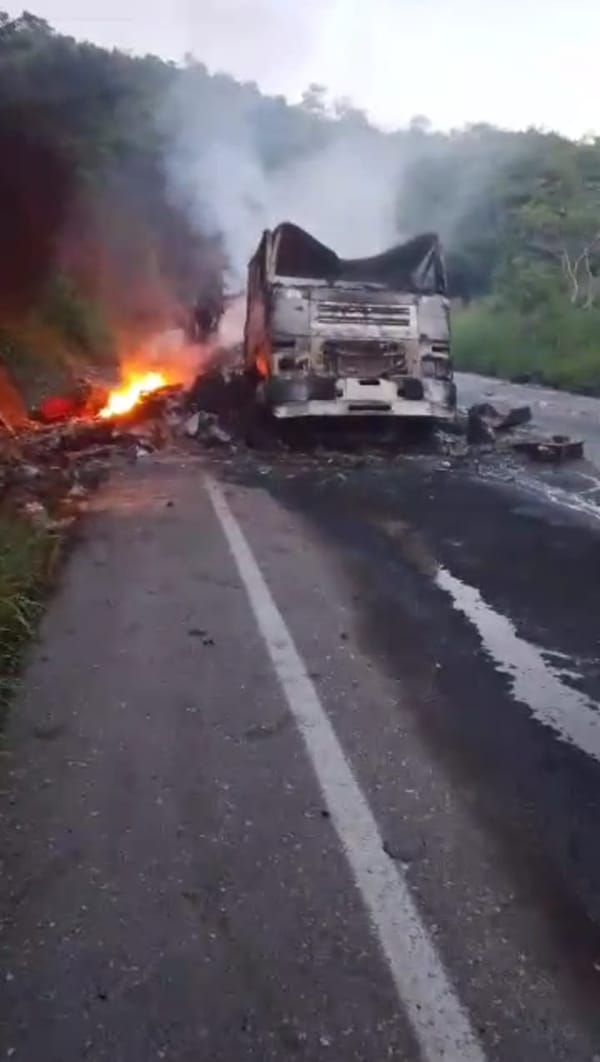 Gandola cargada de sardinas se incendió en la carretera Cumaná – Puerto La Cruz