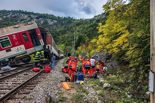 Más de 60 personas resultaron heridas tras la colisión de dos trenes en Eslovaquia
