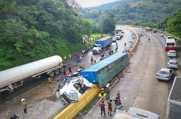 Volcamiento de una gandola dejó un fallecido en la autopista Valencia - Puerto Cabello