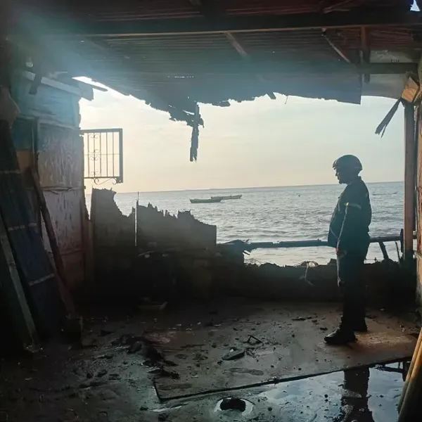 Al menos dos viviendas afectadas tras mar de fondo en Lechería