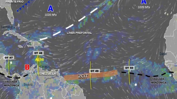 Onda tropical 48 se desplaza sobre Venezuela mientras aproxima la 49 y 50