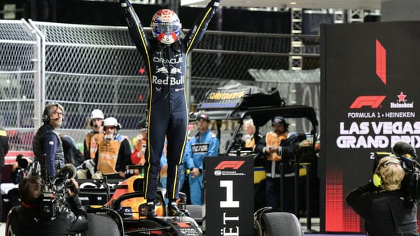 Verstappen se llevó la victoria en Las Vegas y mantiene sus opciones de campeonato
