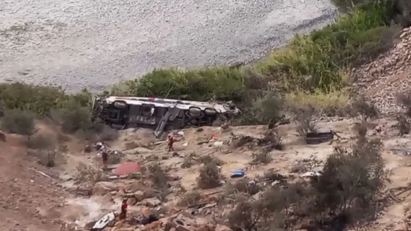 37 personas murieron en Perú luego de que un autobús cayera por un barranco