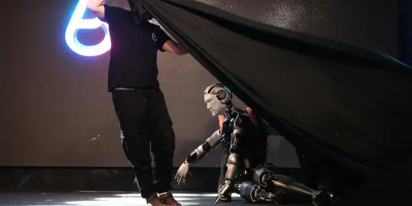 Caída inteligente: el primer robot con IA de Rusia se desplomó en pleno escenario