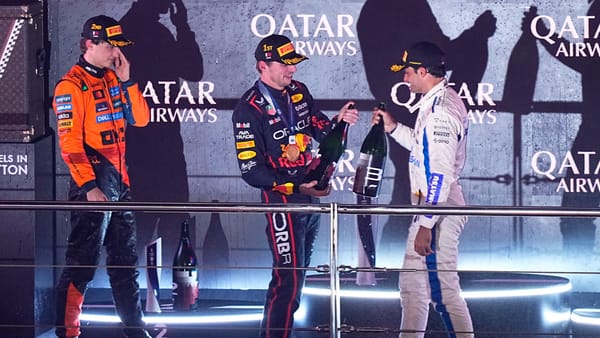 Todo o nada en Abu Dhabi: Verstappen ganó en Qatar tras un error de Mclaren