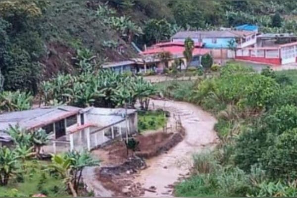 Desbordamiento de quebrada en Mérida causó daños en seis viviendas