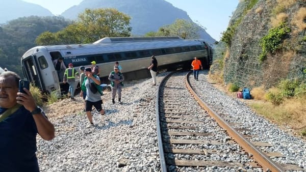 Descarrilamiento de tren en México dejó al menos 13 muertos y decenas de heridos