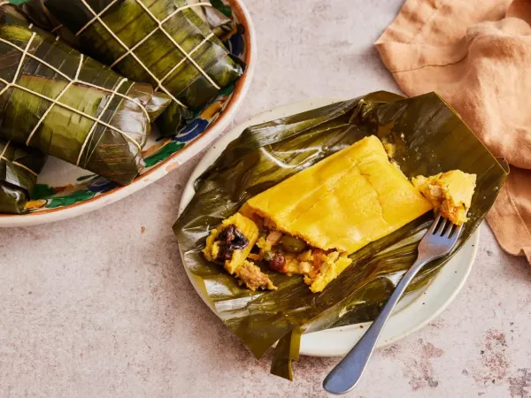 Perro aprovechó un descuido para robarse una hallaca en plena cena navideña