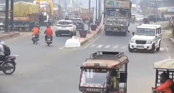 Camión se volcó y aplastó una camioneta en el norte de India: un hombre murió