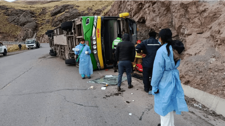 Cinco fallecidos tras volcamiento de autobús interprovincial en Cusco