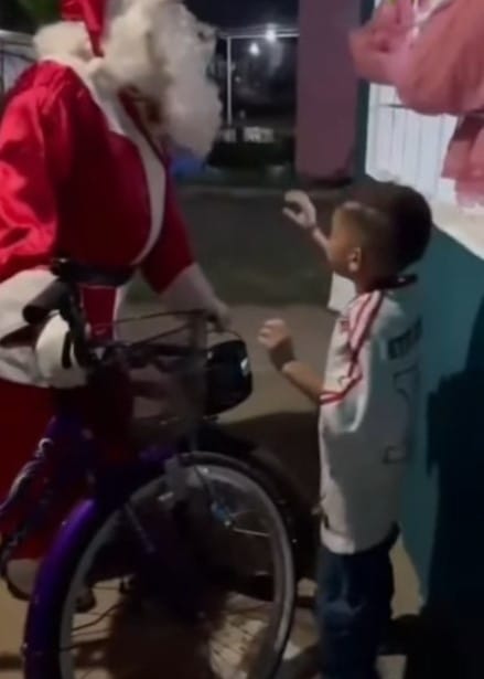 «Tú eres mi tío»: Niño protagonizó momento divertido junto a Santa Claus en Zulia
